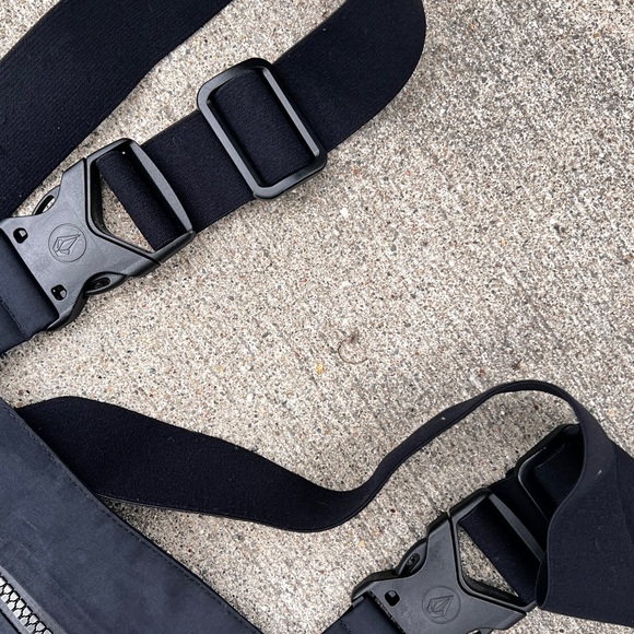 USED VOLCOM RAIN GORE-TEX BIBS MEDIUM - Picture 13 of 16